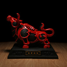 漆雕红色运势如虹牛摆件